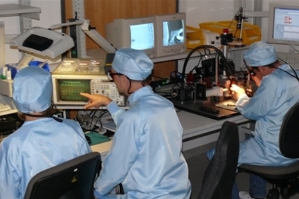 Laserfertigung in der Mutterfirma Crylas